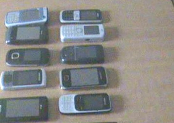 Şmecheraşii vând telefoane contrafăcute în Piaţa Obor